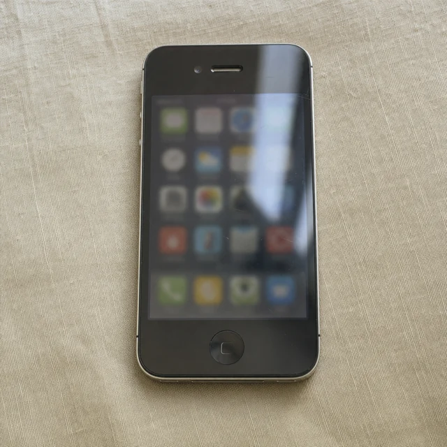 Smartphone antiguo con iconos de aplicaciones
