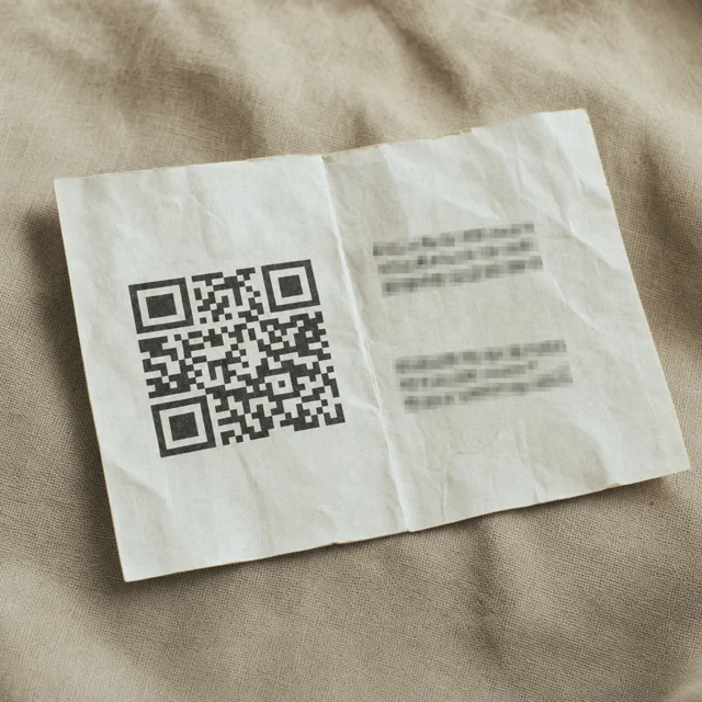 Monedero de papel Un monedero de papel impreso con un código QR y campos de dirección